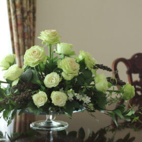 ガラスの足つき花器にたくさんのバラを使ったアレンジメント - アトリエイングローズ