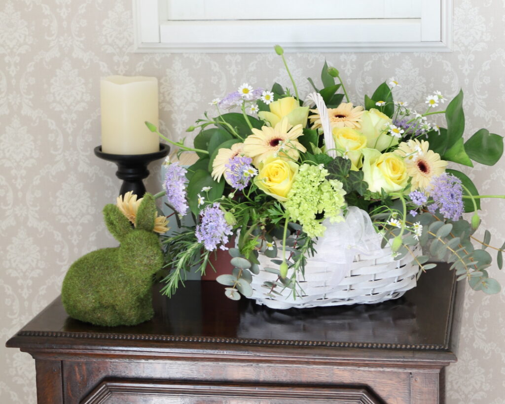 白いバスケットに春のお花を詰め込んで!